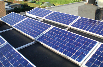 zonnepanelen op een plat dak
